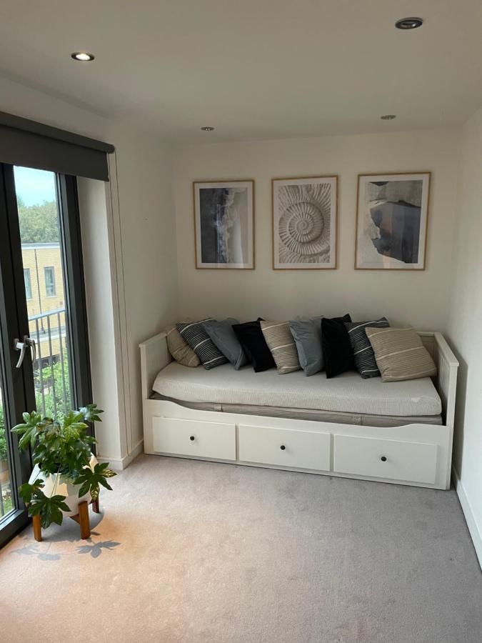 Cosy Bedroom In Luxury Apartment London Exterior photo
